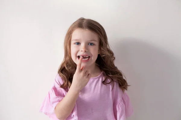 Bambina lavarsi i denti con uno spazzolino denti odontoiatria — Foto Stock