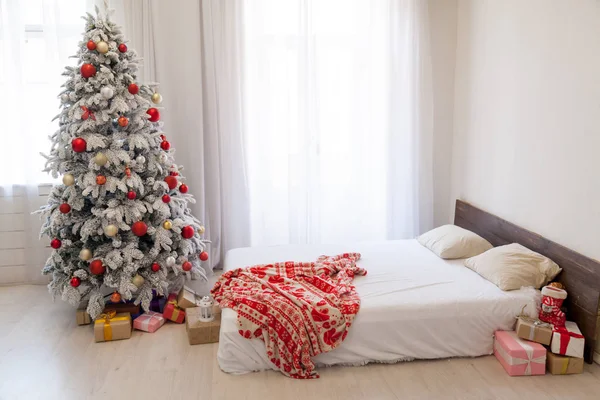 Karácsonyi háttér karácsonyfa újévi ajándékok dekoráció dekoráció téli ünnep — Stock Fotó