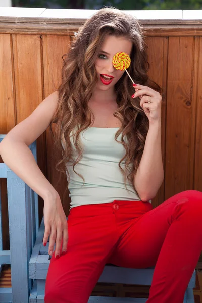 Bella ragazza mangia una caramella dolce caramella lecca lecca — Foto Stock