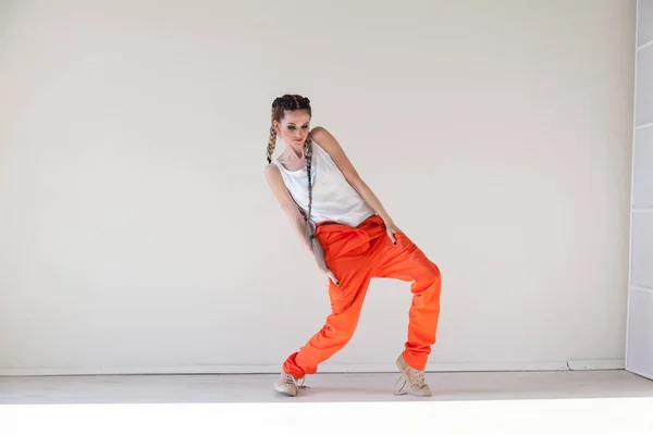 Hermosa mujer de moda con trenzas bailando overoles de trabajo —  Fotos de Stock