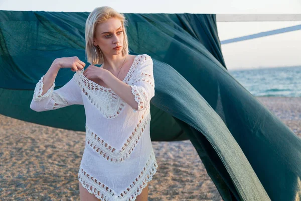 Bella donna alla moda in costume da bagno sulla spiaggia Oceano — Foto Stock