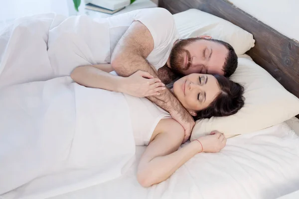 Férj és feleség az ágyban reggel felébredt, hálószoba — Stock Fotó