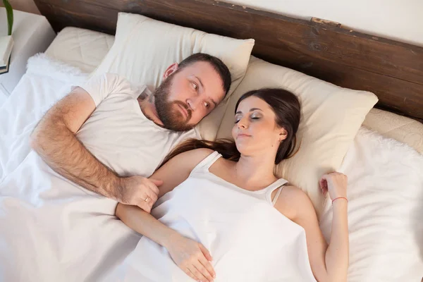 Mari et femme au lit le matin réveillé chambre — Photo