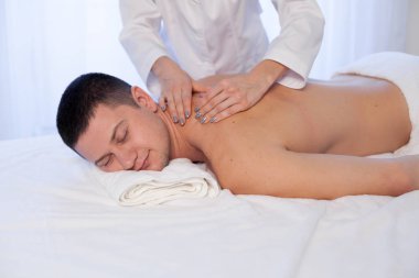 tedavi edici masaj Spa Masaj terapisti yapar