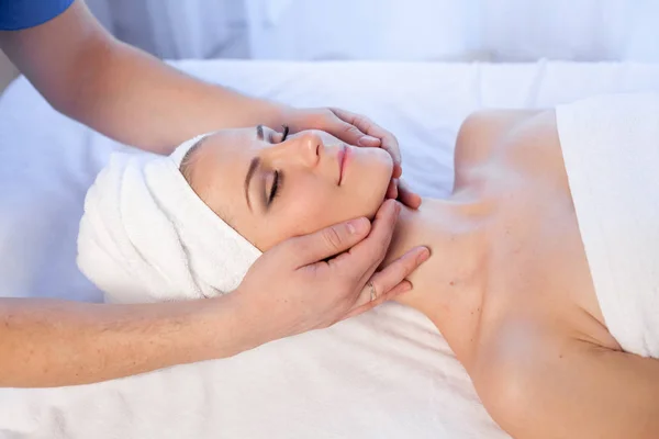 Médico cosmetologista fazendo massagem facial menina Spa — Fotografia de Stock