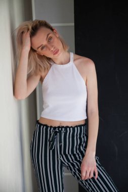 Kısa saç stili sarışın güzel moda bayan portresi