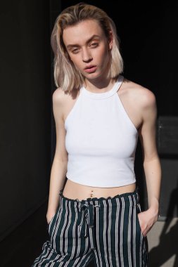 Kısa saç stili sarışın güzel moda bayan portresi