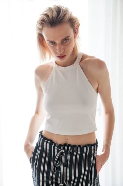 Kısa saç stili sarışın güzel moda bayan portresi