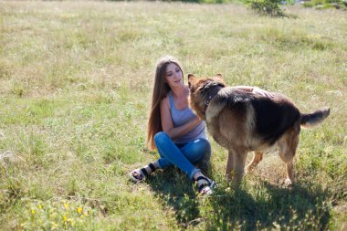 bir kadın bir çocuk ile Alman kurdu eğitimi ile