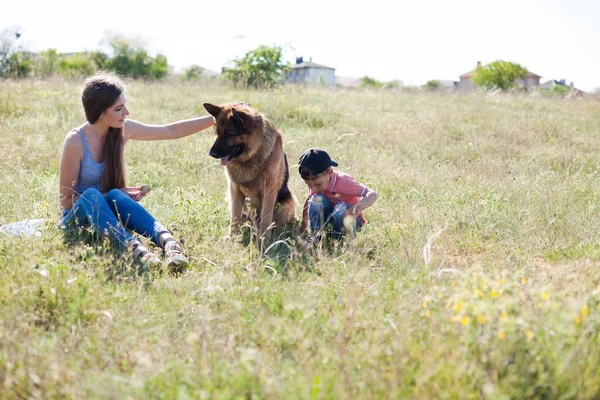 A woman with a child with German Shepherd training — Stock Photo, Image