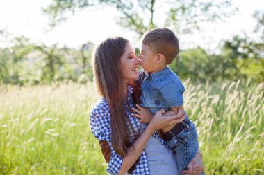 Anne ve oğul portre yeşil ağaçlar aile karşı