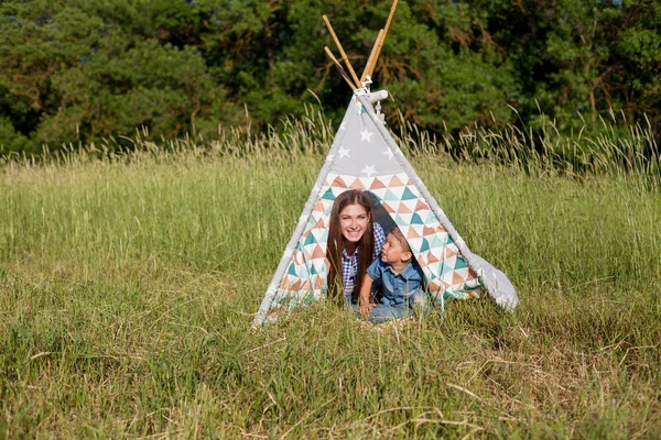 Mutter und Sohn beim Picknick im Freien — Stockfoto