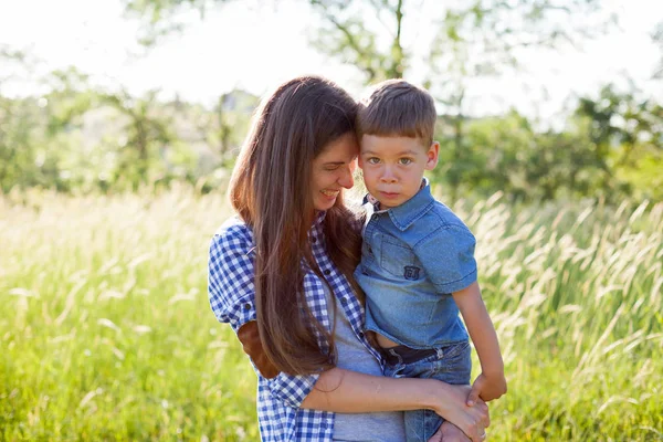 Madre e hijo retrato contra árboles verdes familia — Foto de Stock