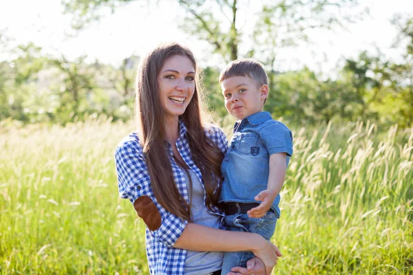 Anne ve oğul portre yeşil ağaçlar aile karşı