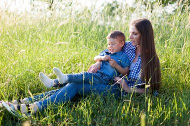 Anne ve oğul portre yeşil ağaçlar aile karşı