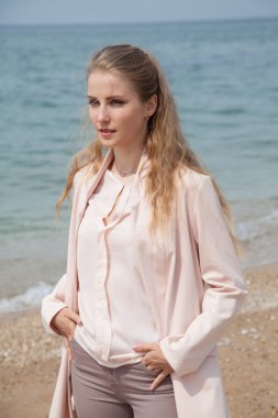 kumsalda, bir Karadeniz kıyısında yürüyen kadın