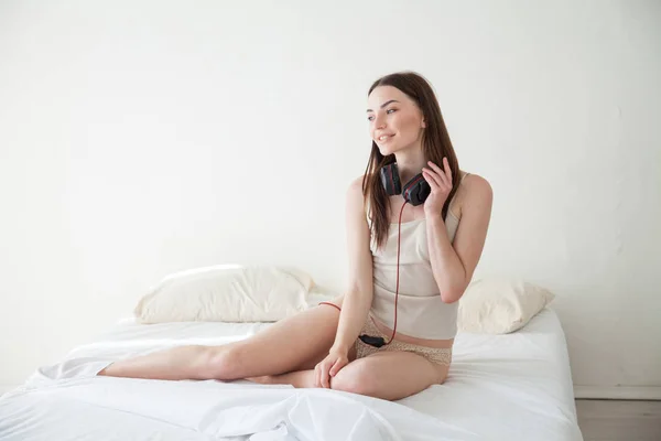 Portret van mooie vrouw in roze pyjama's stijl — Stockfoto