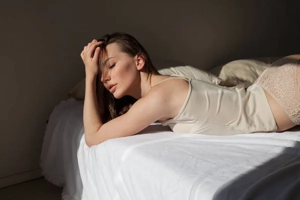 Portrait de belle femme en pyjama rose — Photo