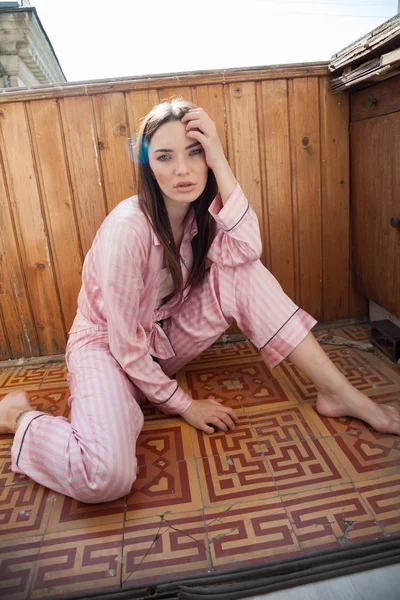 Retrato de mujer hermosa en estilo pijama rosa — Foto de Stock