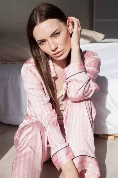 Πορτρέτο του όμορφη γυναίκα σε ροζ πιτζάμες στυλ — Φωτογραφία Αρχείου