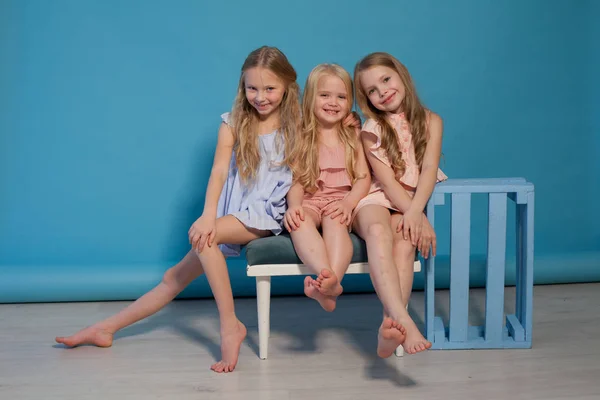 Τρία μικρά κορίτσια φίλη μόδα πορτρέτο ωραία — Φωτογραφία Αρχείου
