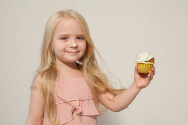 küçük kız ile krem kek tatlı pasta yemek