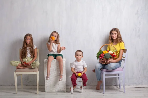 I bambini si siedono con verdure fresche mangiare sano frutta — Foto Stock