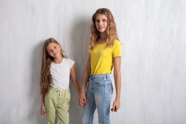 Duas meninas de mãos dadas retratos de moda saudável comer frutas — Fotografia de Stock