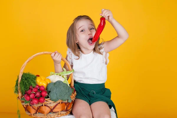 Little girl holding a red bell pepper healthy food vegetables — Stock Photo, Image