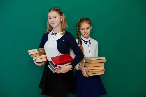 Dos niñas en la escuela geografía lección estudio conocimiento en el aula —  Fotos de Stock