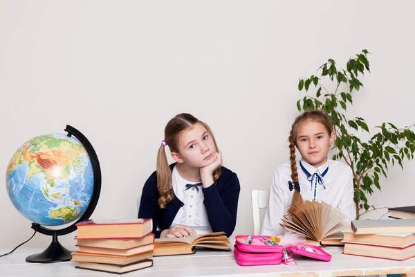 Duas meninas na aula de geografia da escola estudam conhecimento em sala de aula — Fotografia de Stock