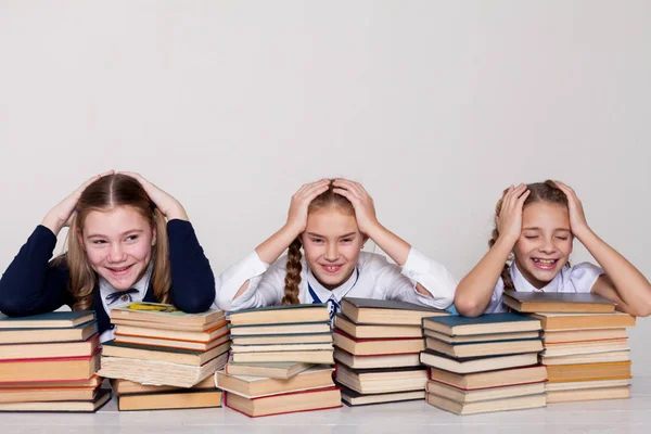 三个女孩在学校的教室里的知识书籍 — 图库照片