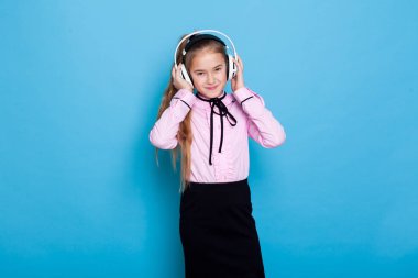 Orada dans ve kulaklık ile müzik dinler