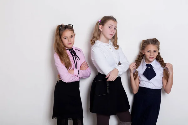 Tre ragazze ai consigli scolastici in classe lezione — Foto Stock