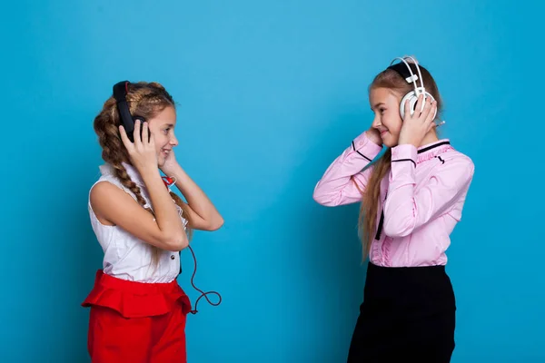 Dos chica escucha música con auriculares y bailando — Foto de Stock