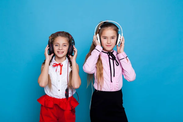 Due ragazze ascoltano musica con cuffie e ballano — Foto Stock