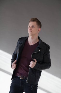 Siyah ceketli yakışıklı bir genç adam portresi