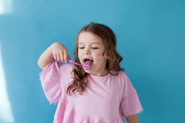 Mała dziewczynka szczotkowania zębów z dent szczoteczka do zębów — Zdjęcie stockowe