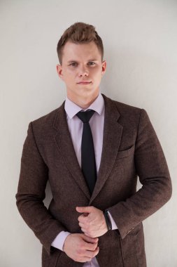 Yakışıklı genç iş adamları iş portresi