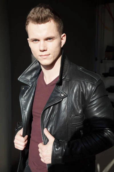 Retrato de un joven guapo con una chaqueta negra — Foto de Stock
