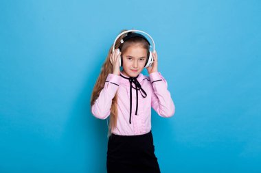 Orada dans ve kulaklık ile müzik dinler 