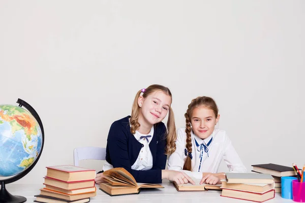 Deux filles de l'école géographie leçon étudier les connaissances dans la salle de classe — Photo