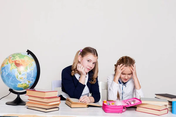 Twee meisjes in de aardrijkskundeles school studeren kennis in de klas — Stockfoto
