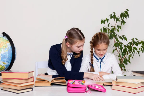 Twee meisjes in de aardrijkskundeles school studeren kennis in de klas — Stockfoto