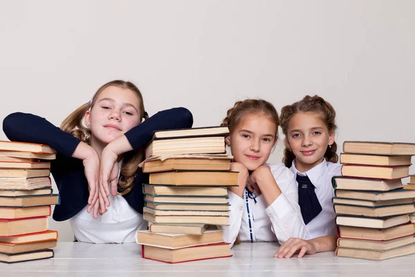 Três meninas na escola em sala de aula para livros de conhecimento — Fotografia de Stock