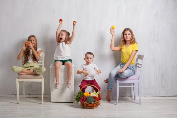 I bambini si siedono con verdure fresche mangiare sano frutta — Foto Stock