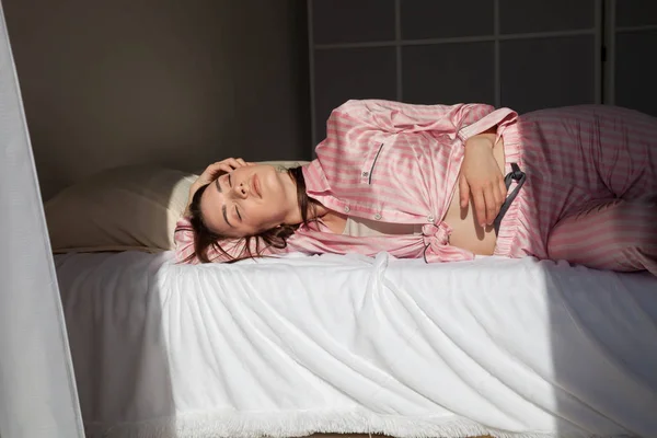 분홍색 잠 옷 유행 초상화 침실에서 여자 — 스톡 사진
