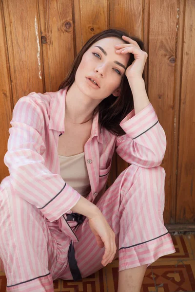 Mujer en pijama rosa dormitorio retrato de moda —  Fotos de Stock