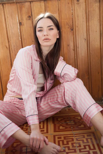 Mulher em rosa Pajamas quarto retrato elegante — Fotografia de Stock