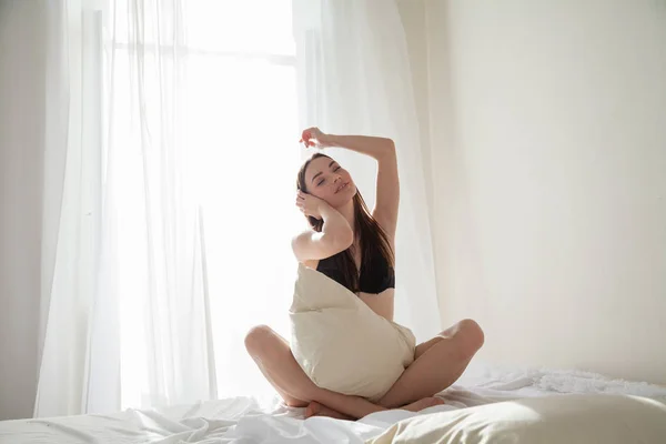 Gyönyörű nő a fehérnemű a hálószobában az ágy, reggel — Stock Fotó